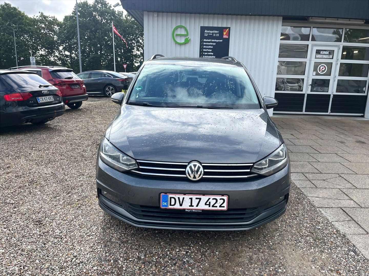 Grå VW Touran fra 2018