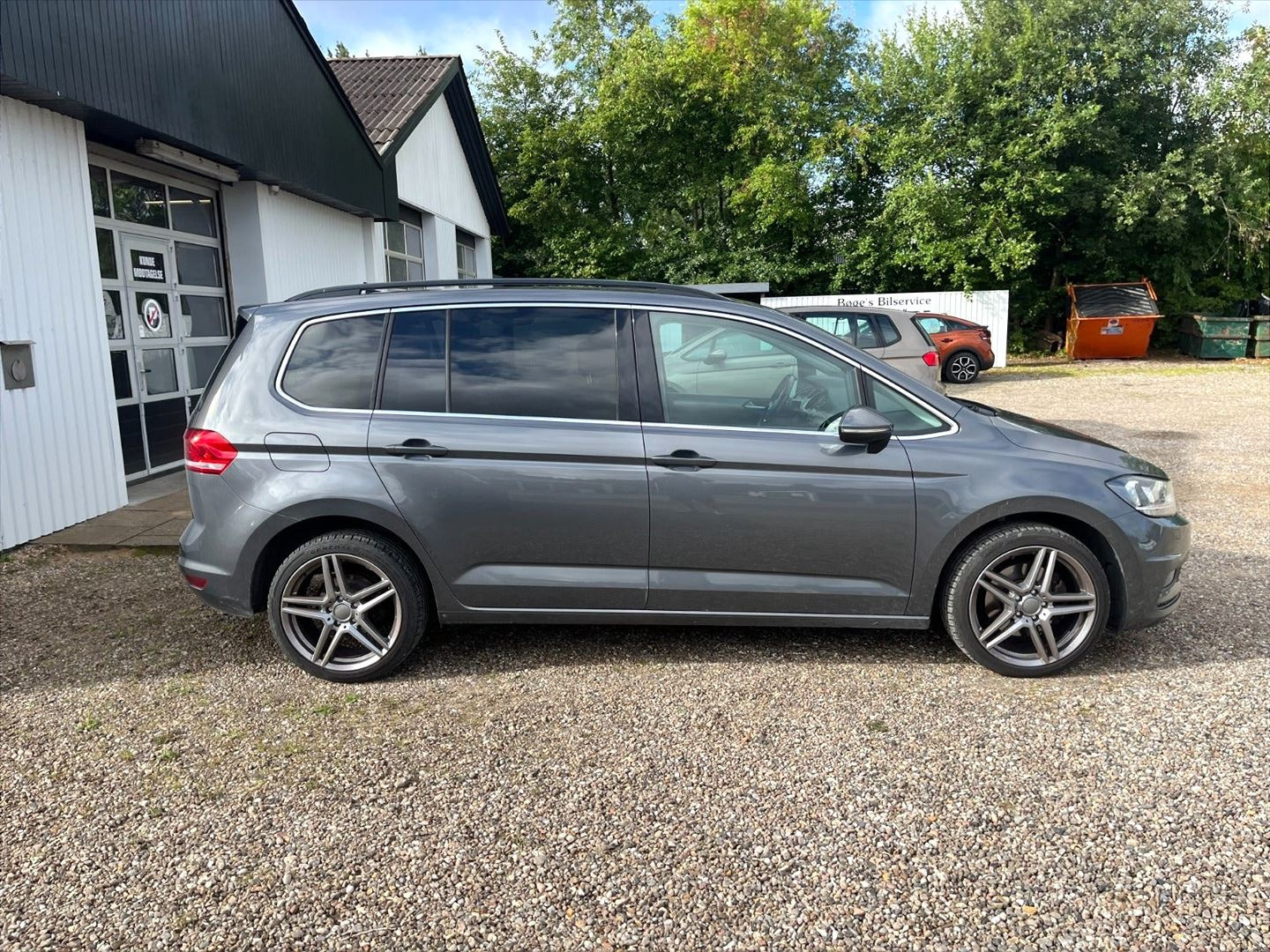 Grå VW Touran fra 2018
