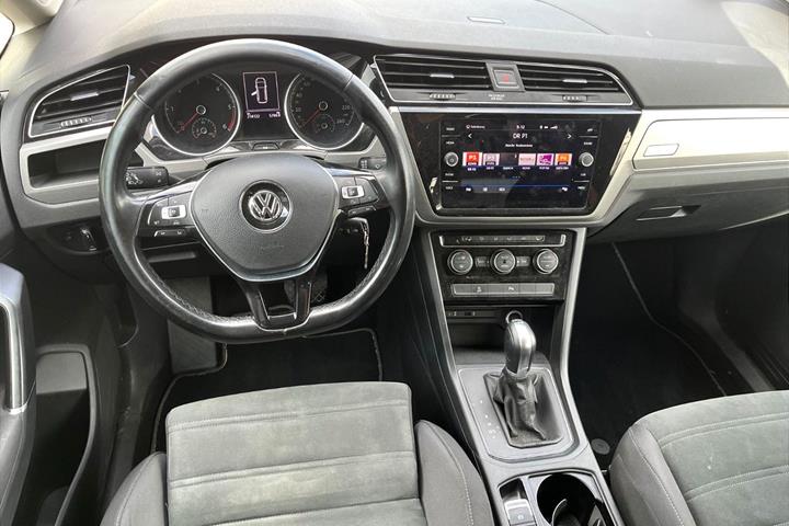 Grå VW Touran fra 2018