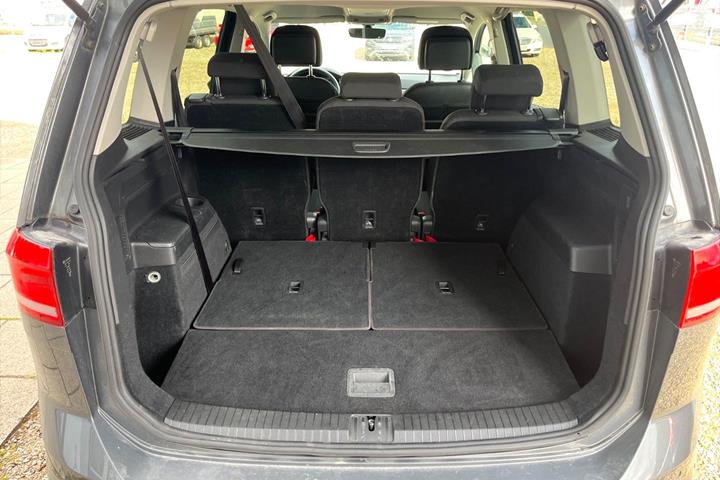 Grå VW Touran fra 2018