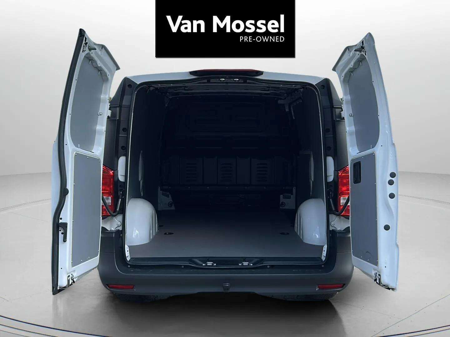 Hvid Mercedes Vito fra 2025