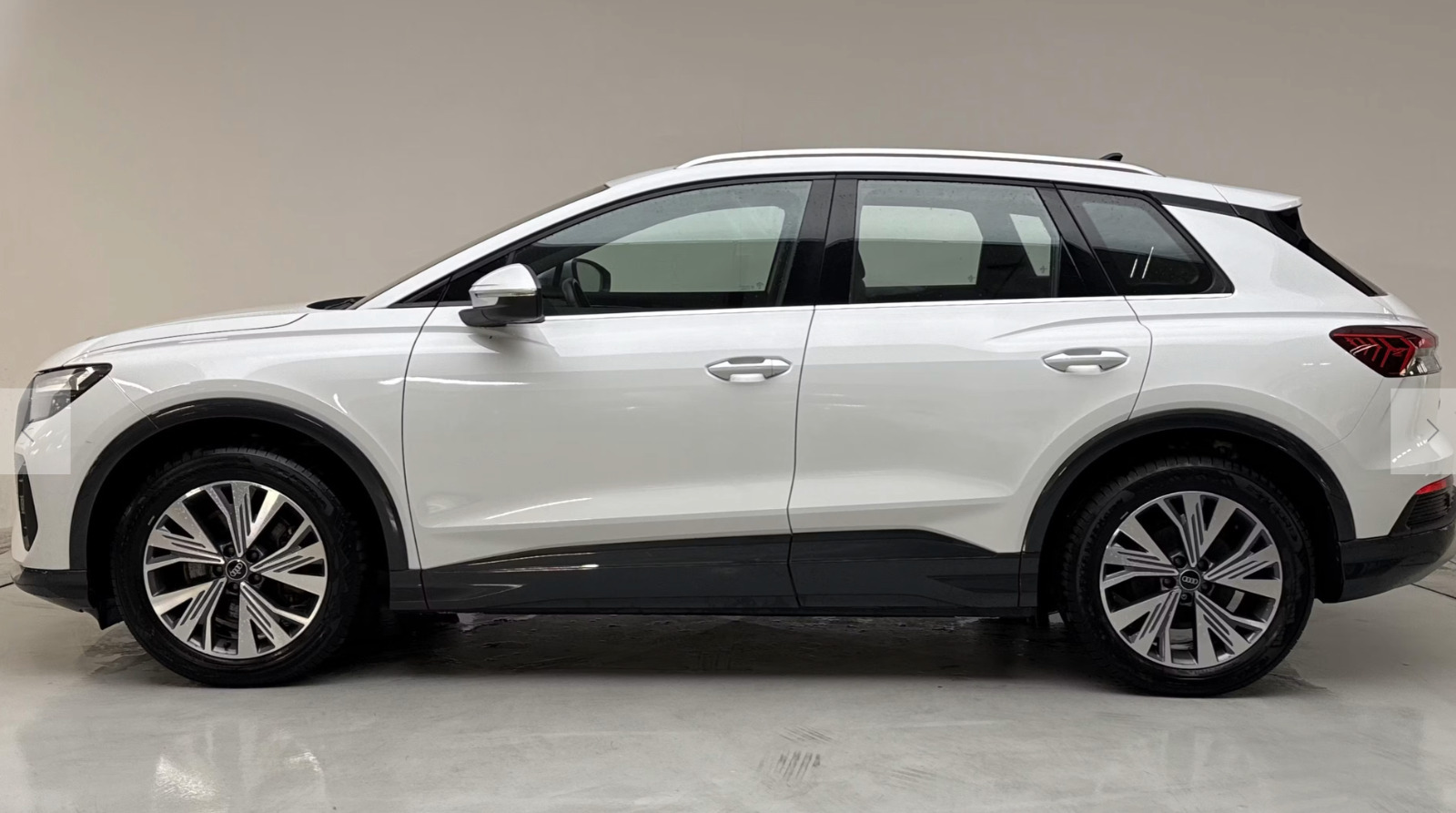 Hvid Audi Q4 e-tron fra 2023