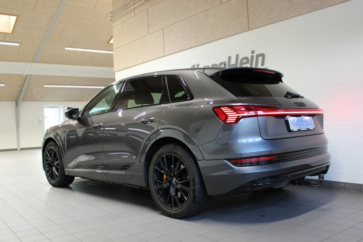 Grå Audi e-tron fra 2022