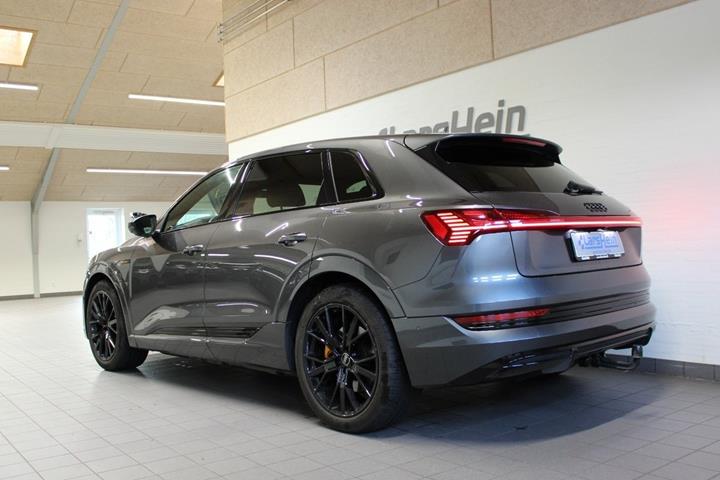 Grå Audi e-tron fra 2022