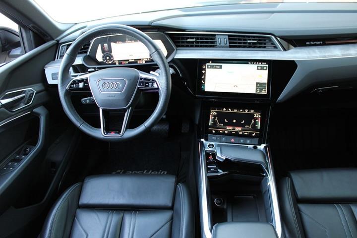 Grå Audi e-tron fra 2022