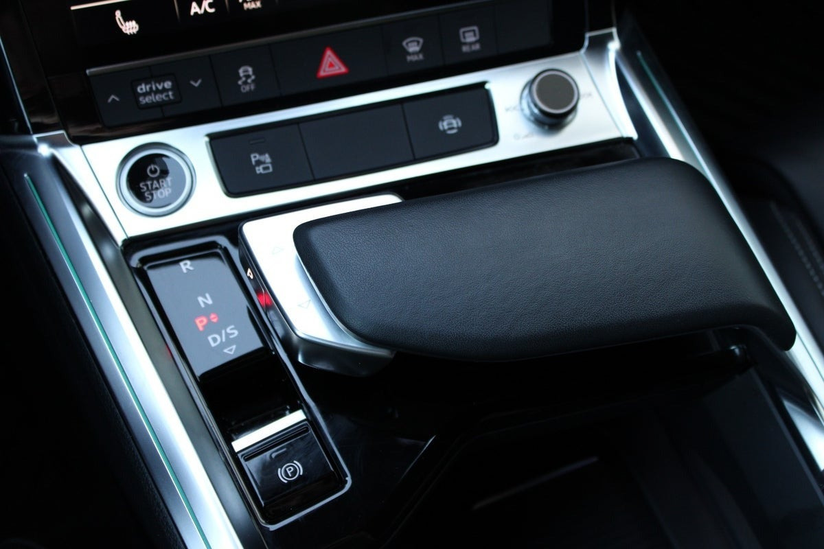 Grå Audi e-tron fra 2022