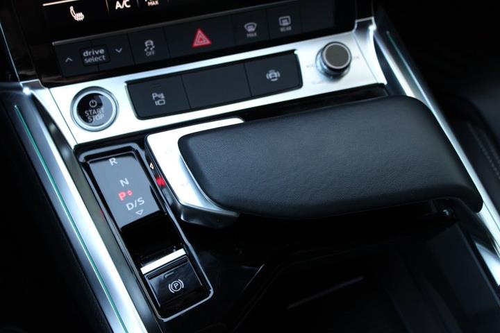 Grå Audi e-tron fra 2022