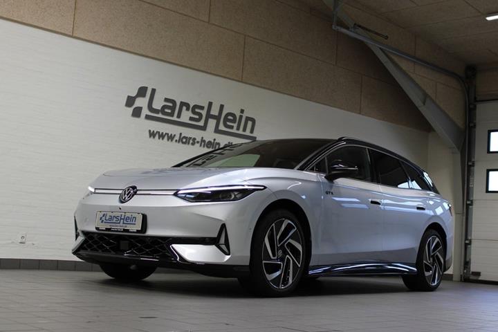 Sølv VW ID.7 fra 2025 set udefra