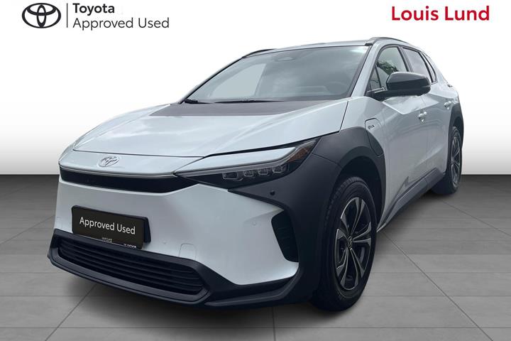 Hvid Toyota BZ4X fra 2025 set udefra
