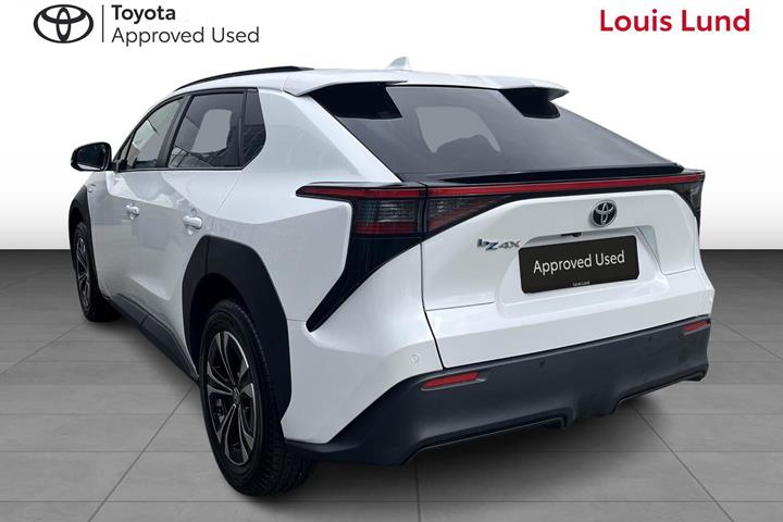Hvid Toyota BZ4X fra 2025