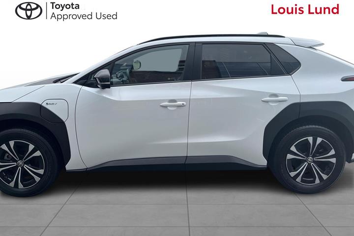 Hvid Toyota BZ4X fra 2025