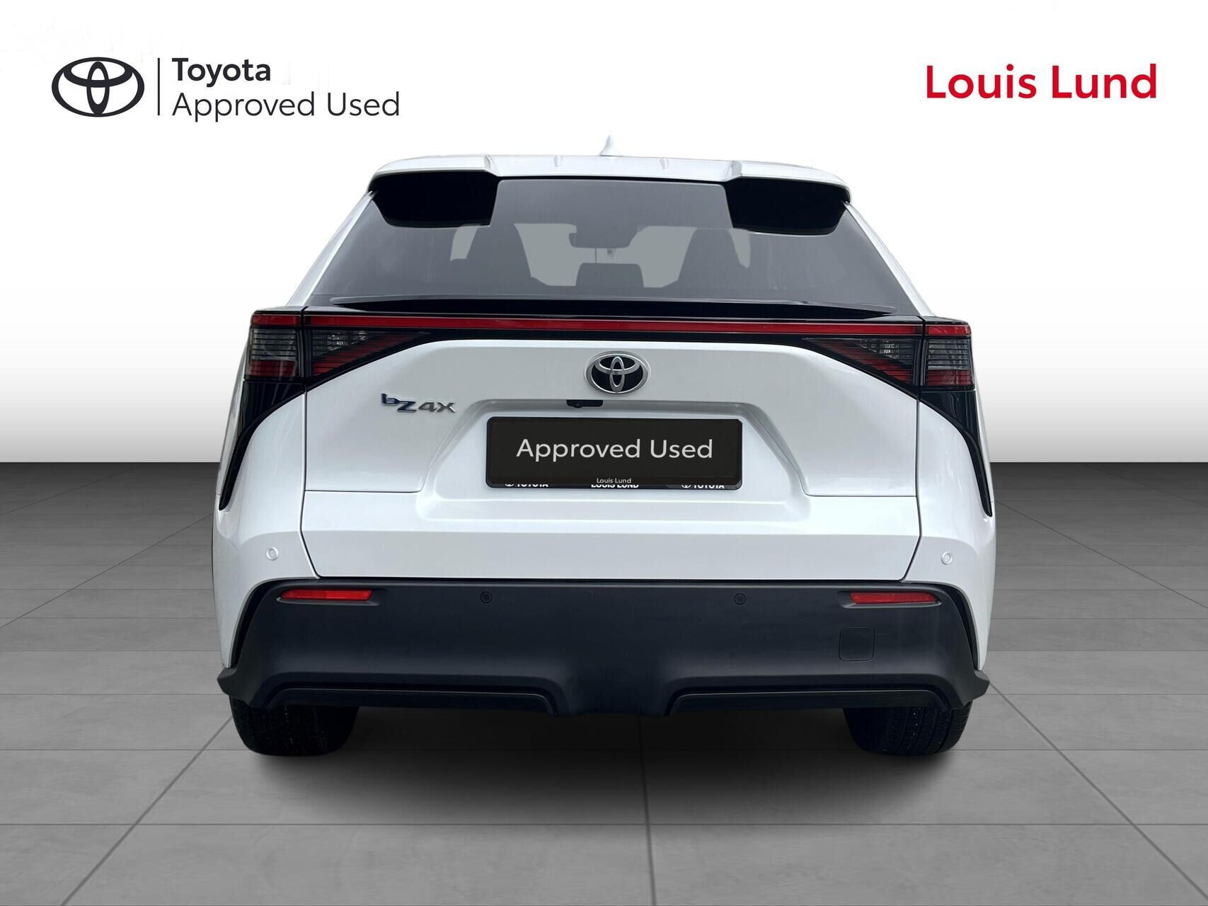 Hvid Toyota BZ4X fra 2025