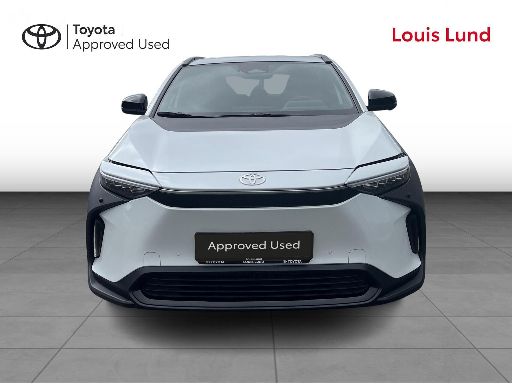 Hvid Toyota BZ4X fra 2025