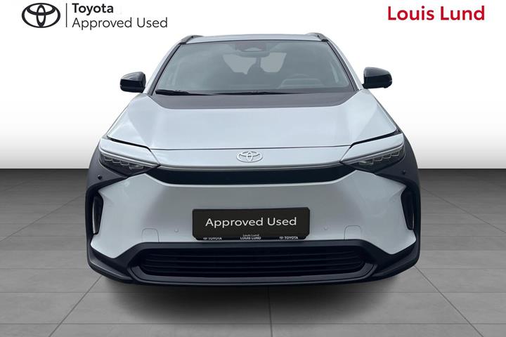 Hvid Toyota BZ4X fra 2025