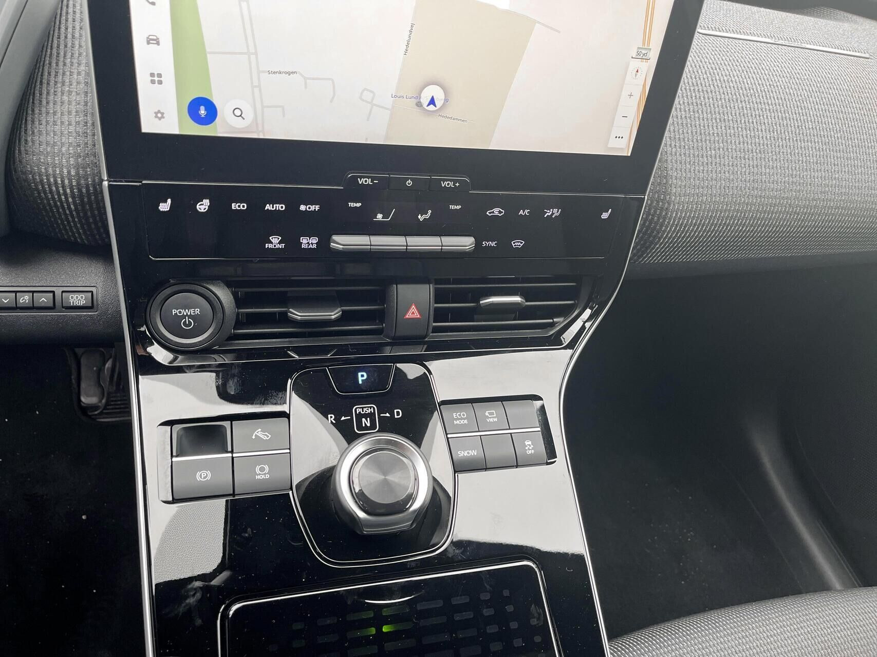 Hvid Toyota BZ4X fra 2025