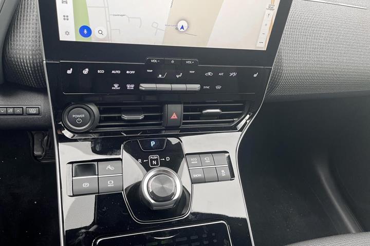Hvid Toyota BZ4X fra 2025