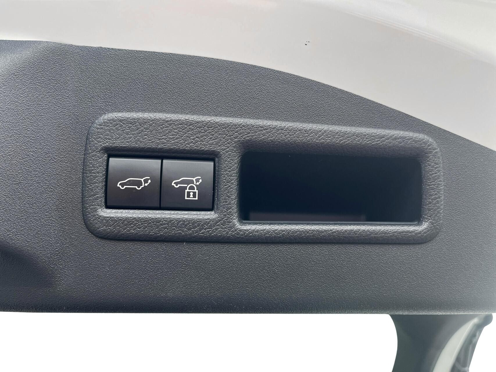 Hvid Toyota BZ4X fra 2025