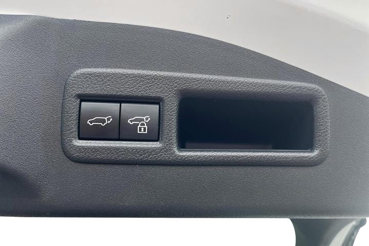 Hvid Toyota BZ4X fra 2025