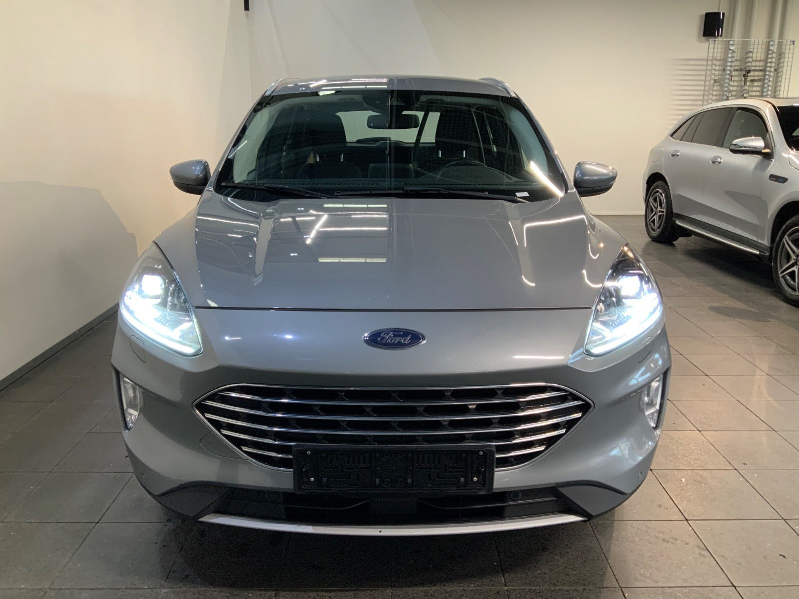 Grå Ford Kuga fra 2022