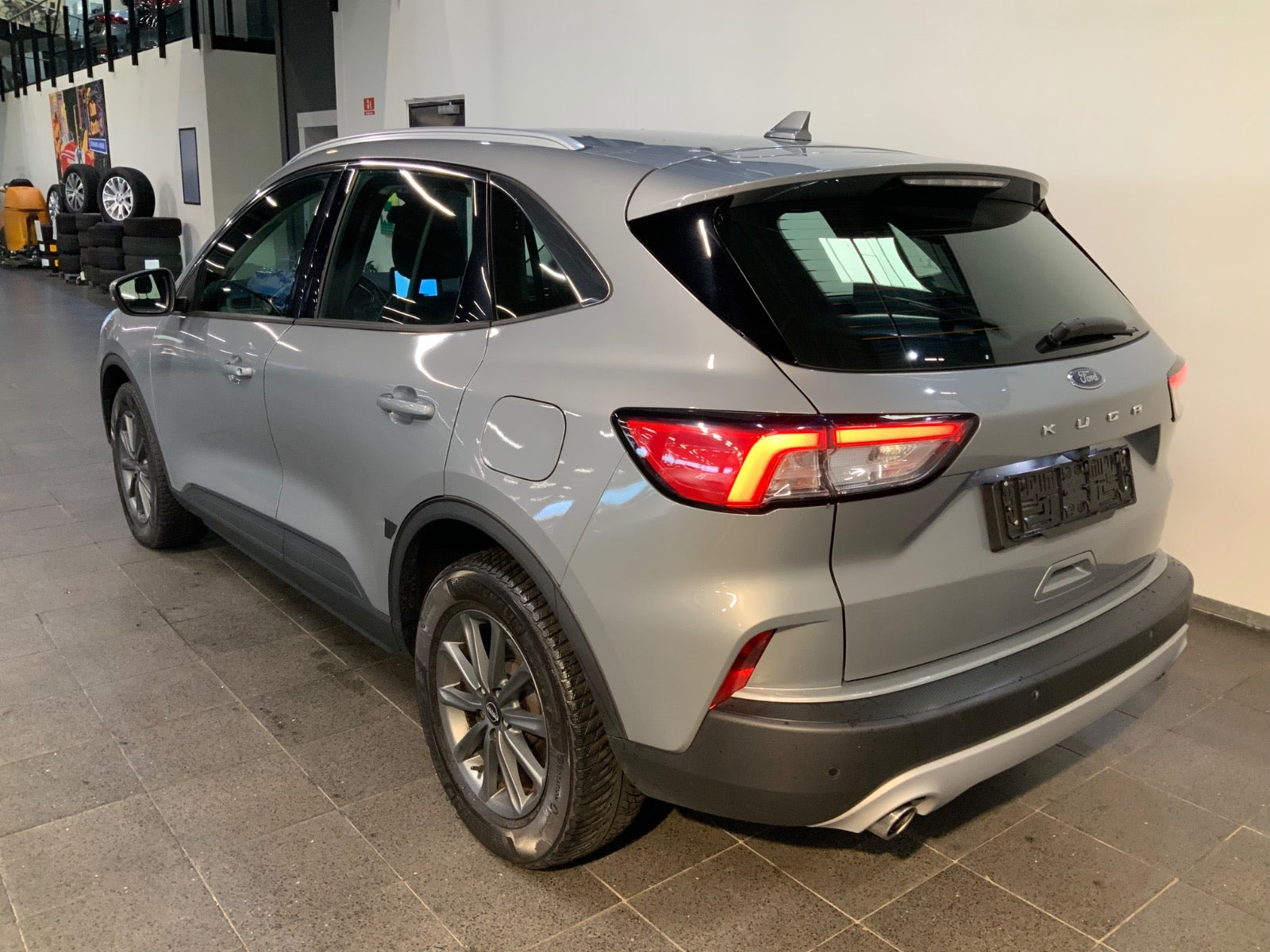 Grå Ford Kuga fra 2022