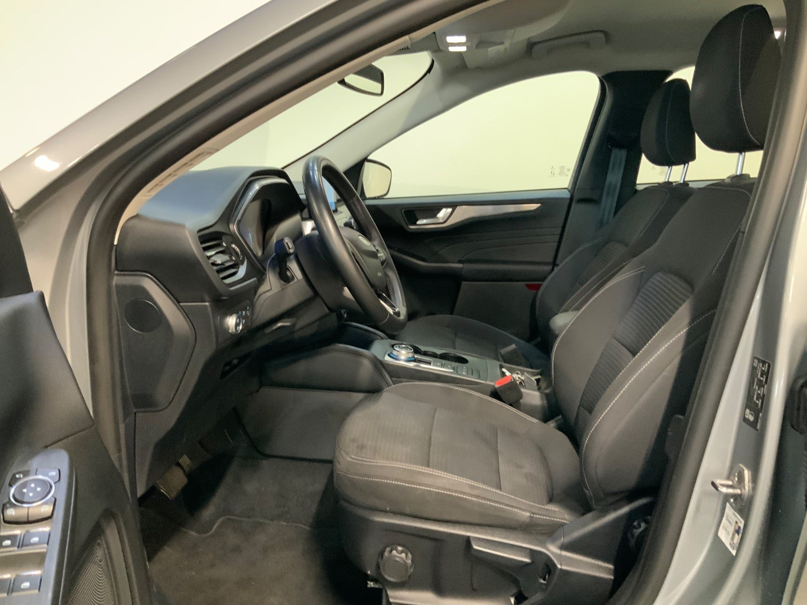 Grå Ford Kuga fra 2022