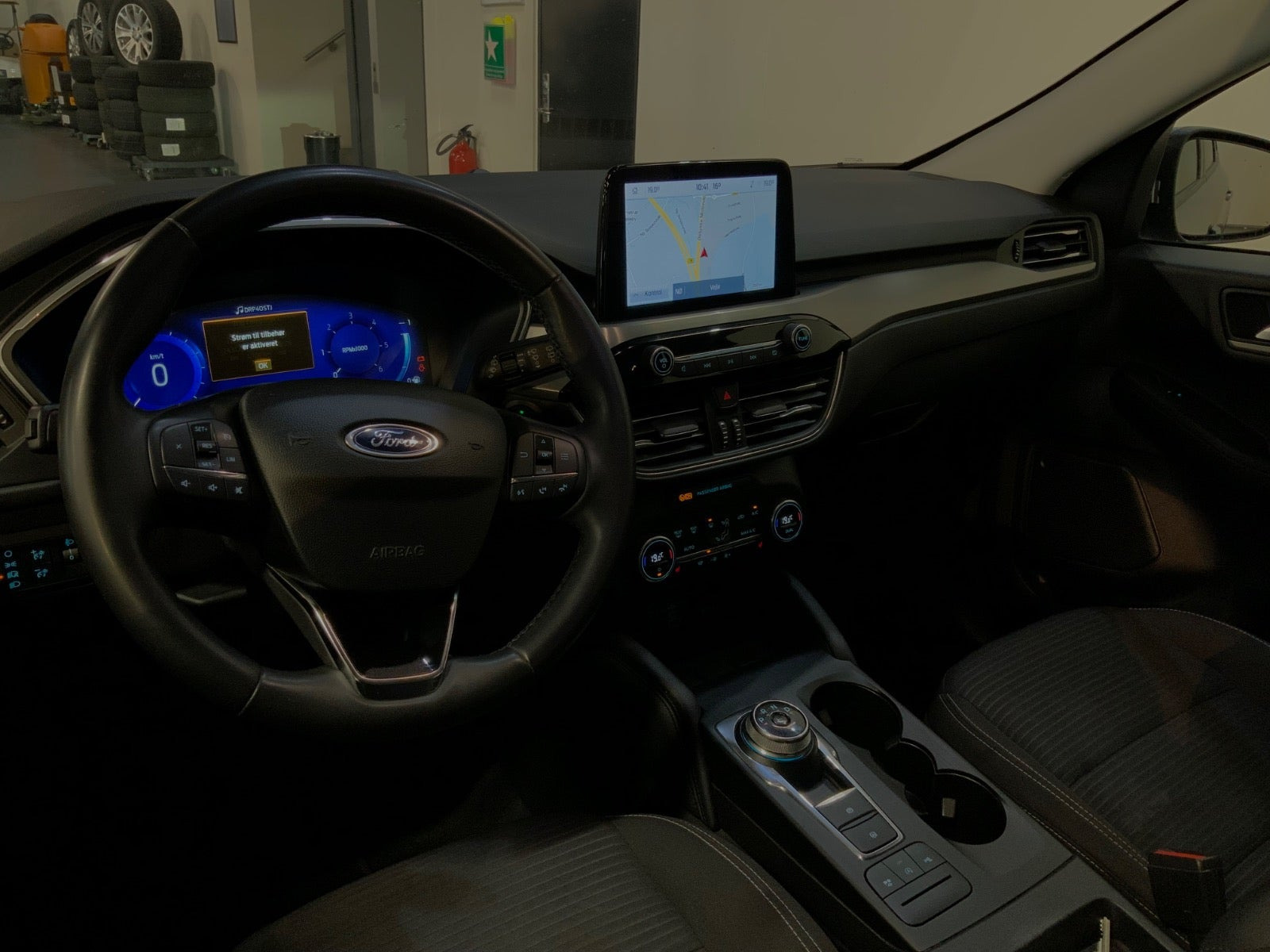 Grå Ford Kuga fra 2022