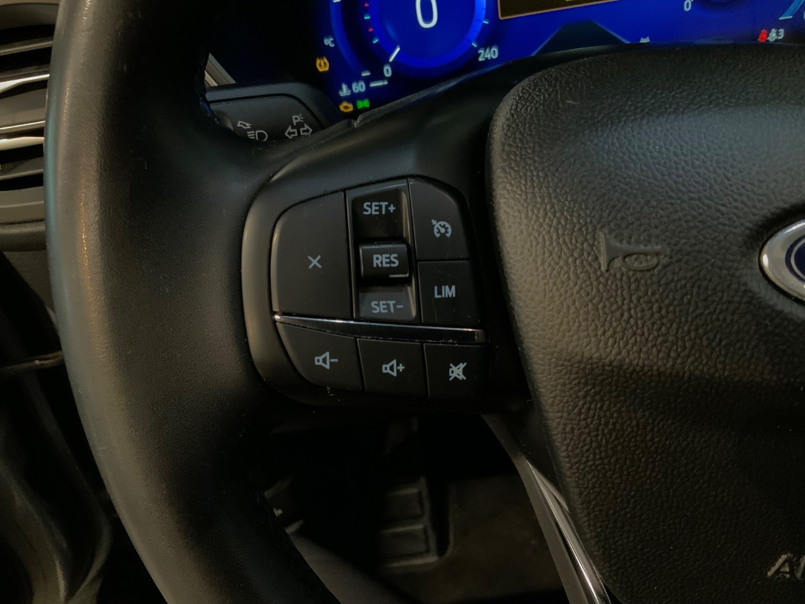 Grå Ford Kuga fra 2022