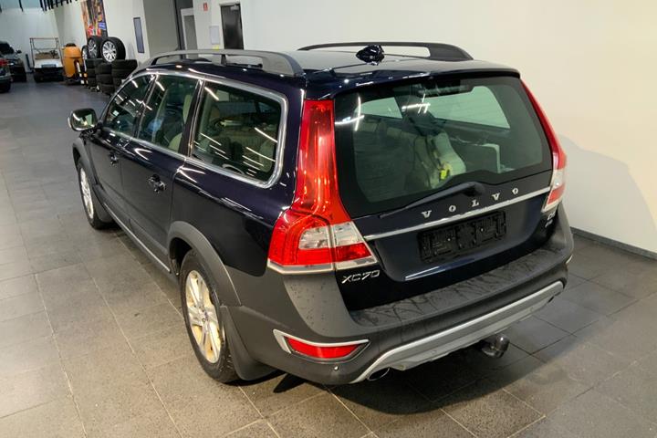 Blå Volvo XC70 fra 2016