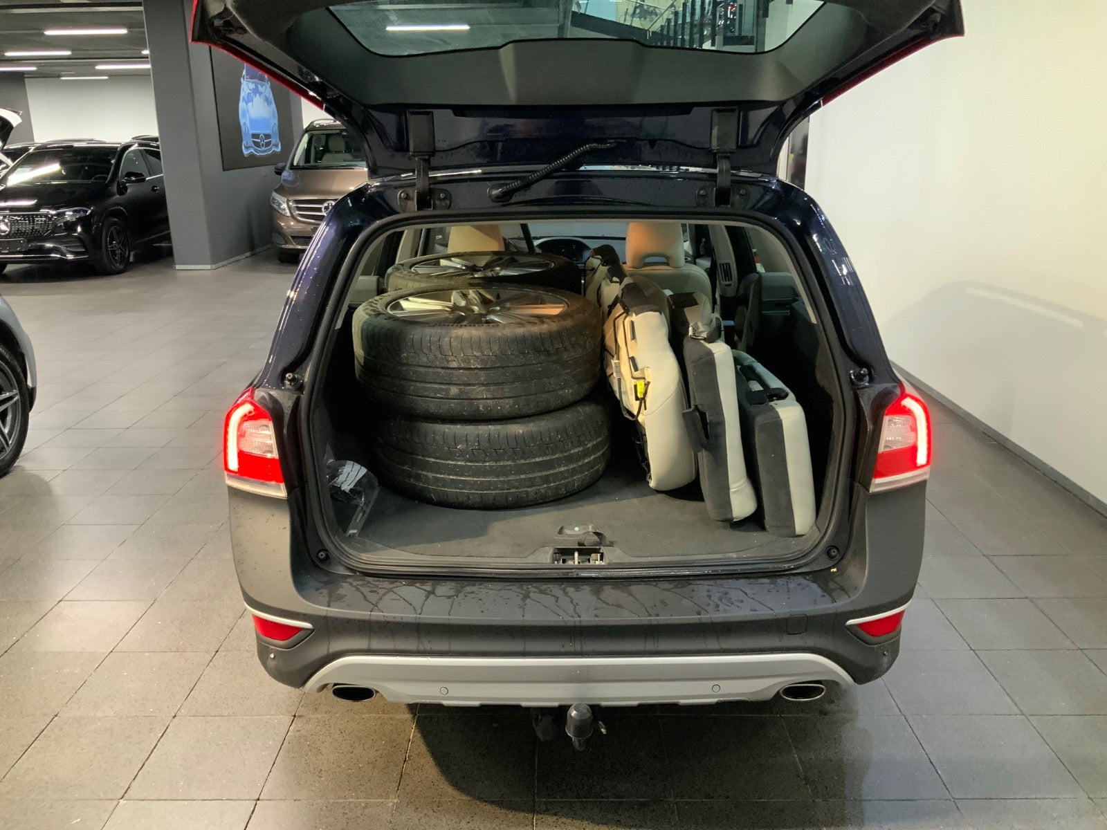 Blå Volvo XC70 fra 2016