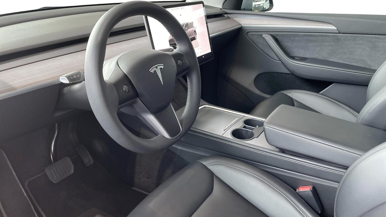Hvid Tesla Model Y fra 2024