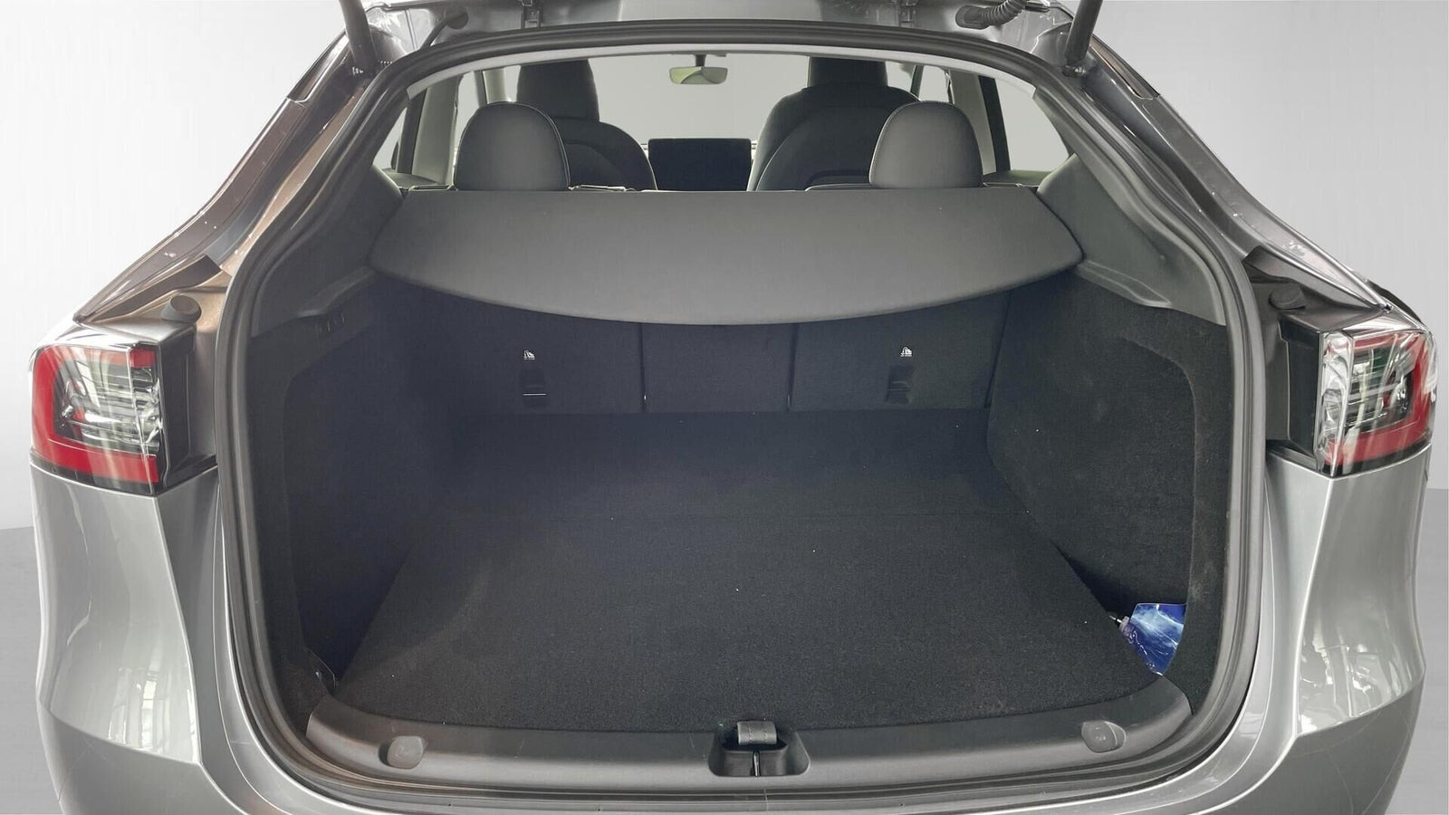 Hvid Tesla Model Y fra 2024