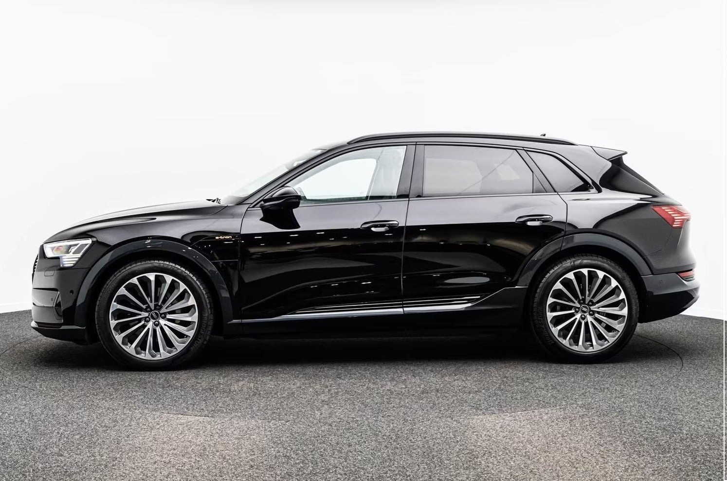 Sort Audi e-tron fra 2022