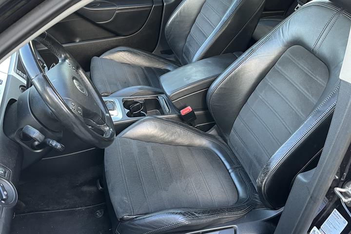Sort VW Passat fra 2006