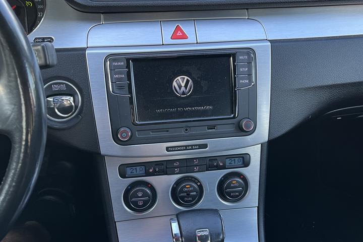 Sort VW Passat fra 2006