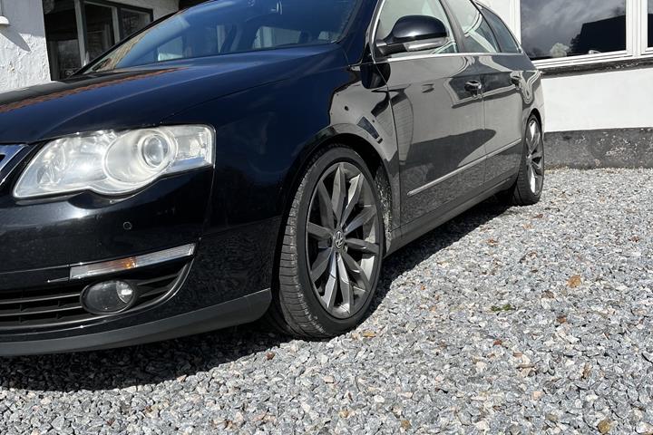 Sort VW Passat fra 2006