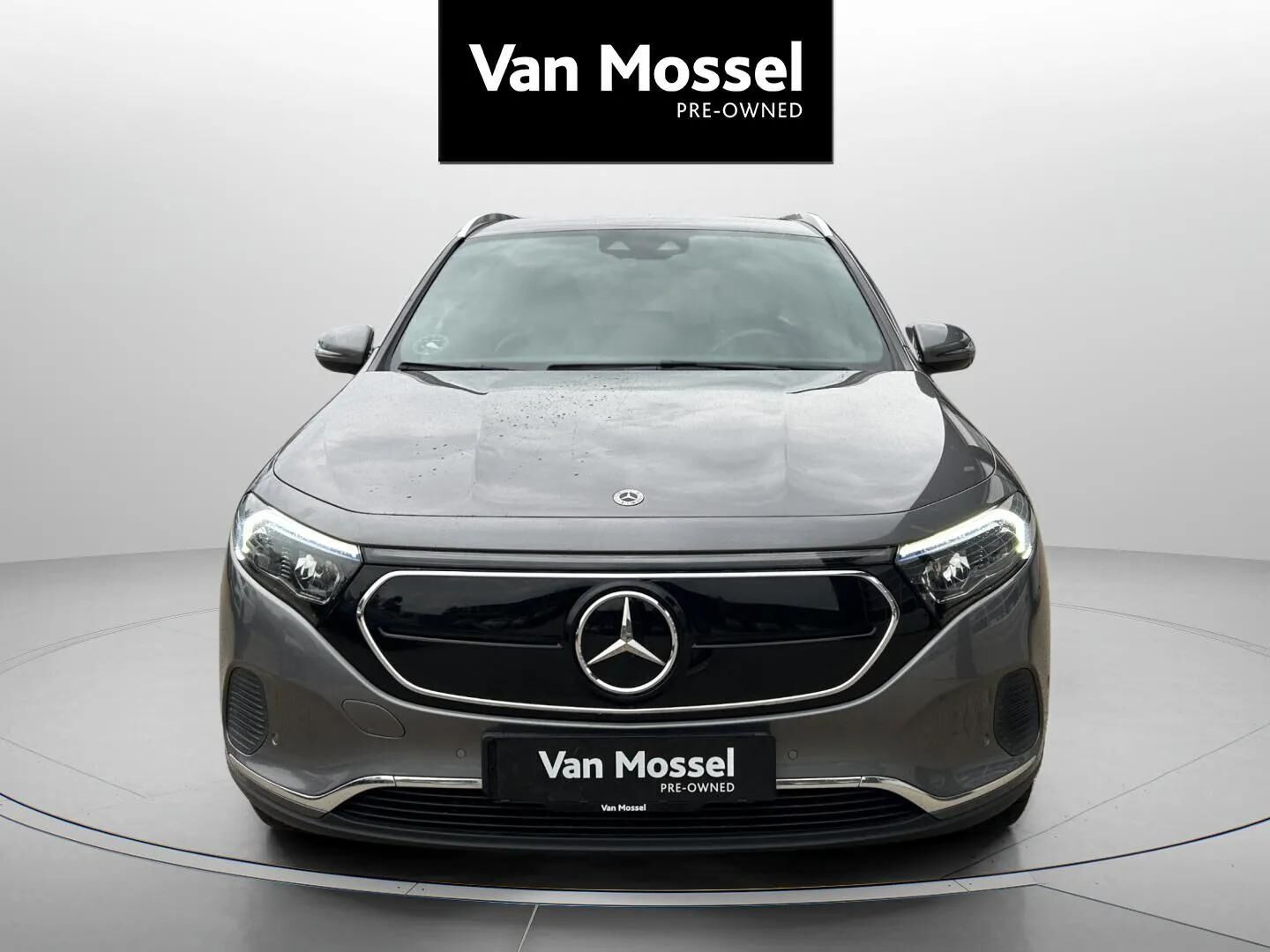 Grå Mercedes EQA250+ fra 2021