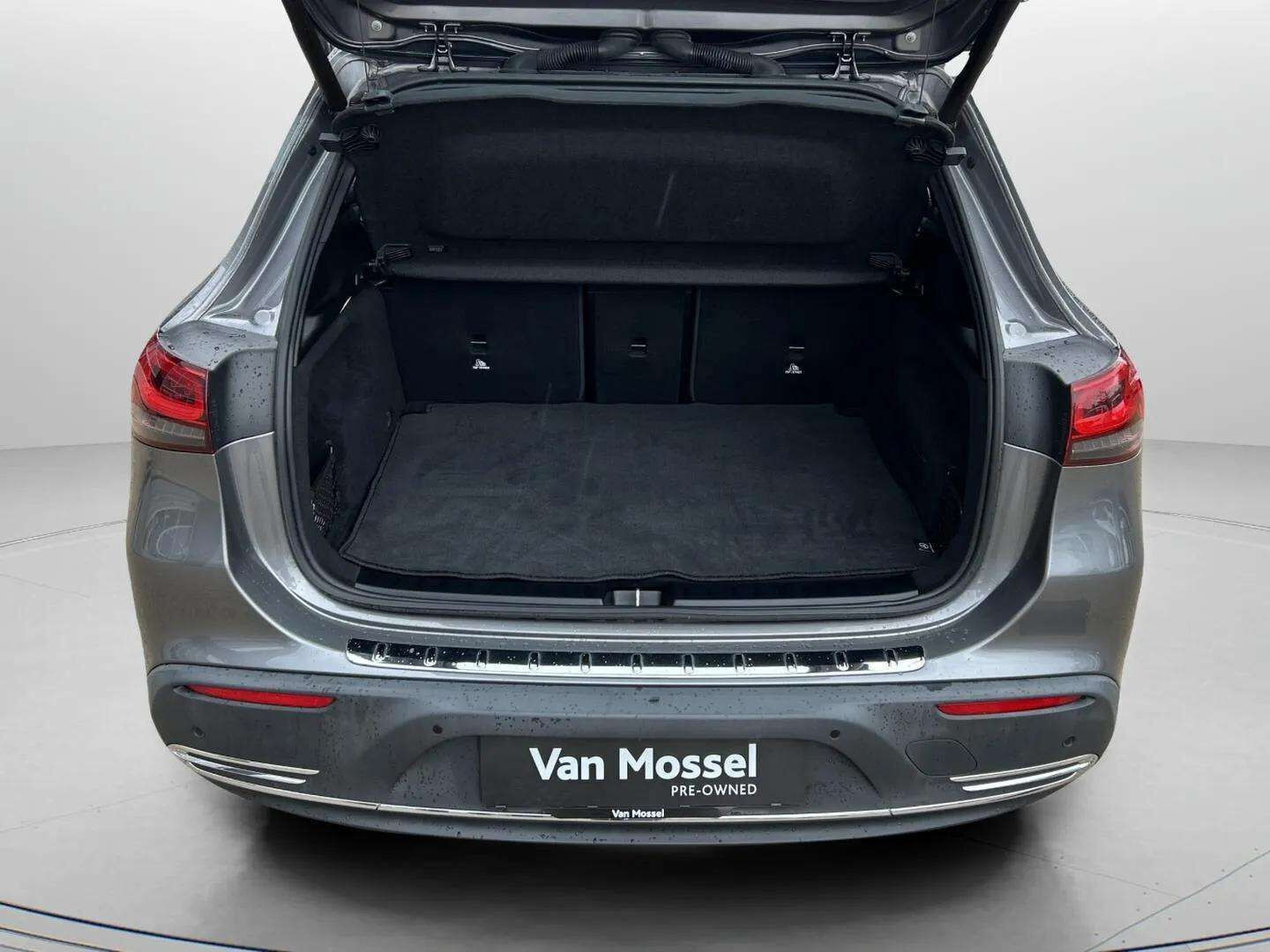 Grå Mercedes EQA250+ fra 2021