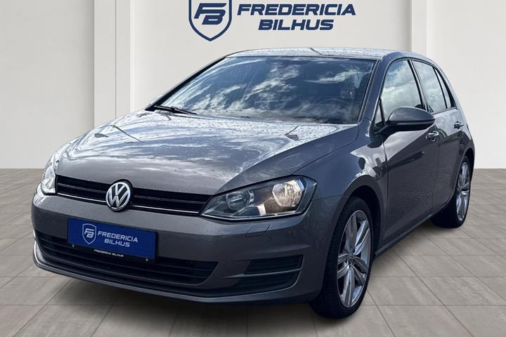 Grå VW Golf VII fra 2015 set udefra