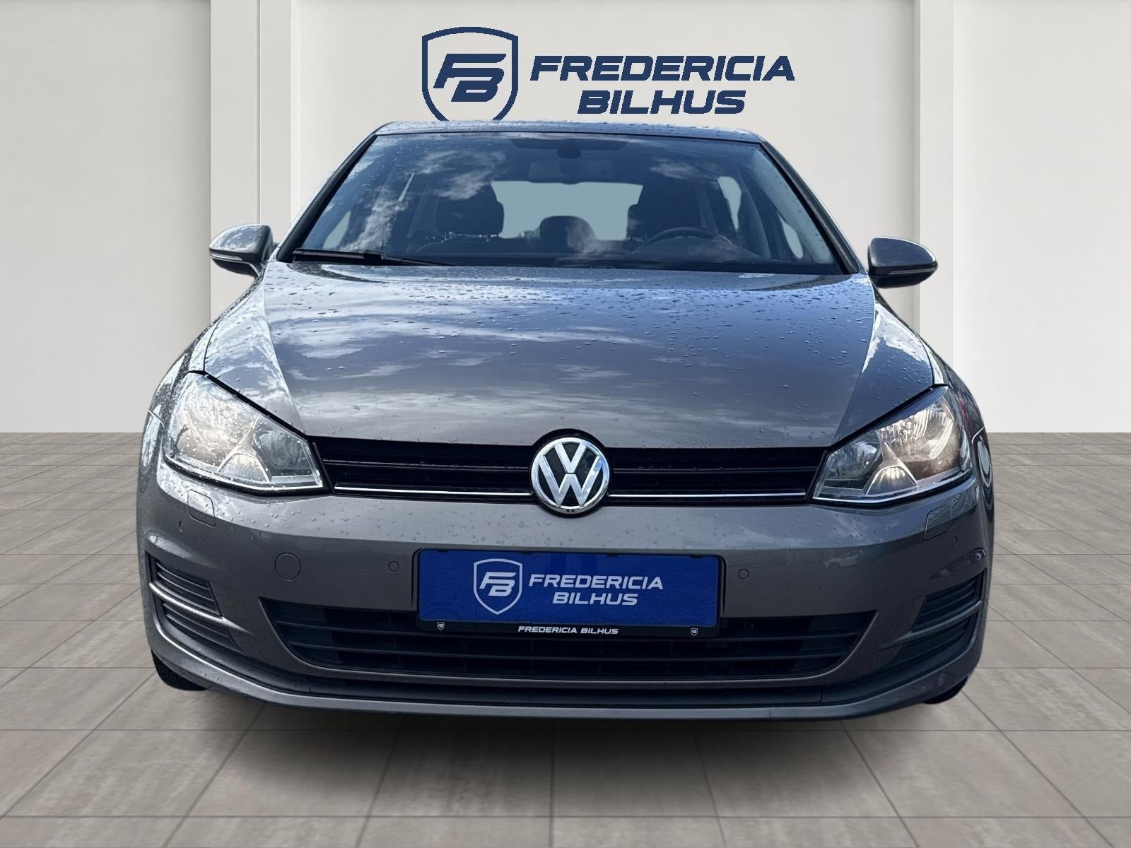 Grå VW Golf VII fra 2015