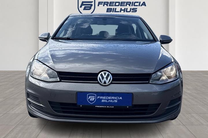 Grå VW Golf VII fra 2015