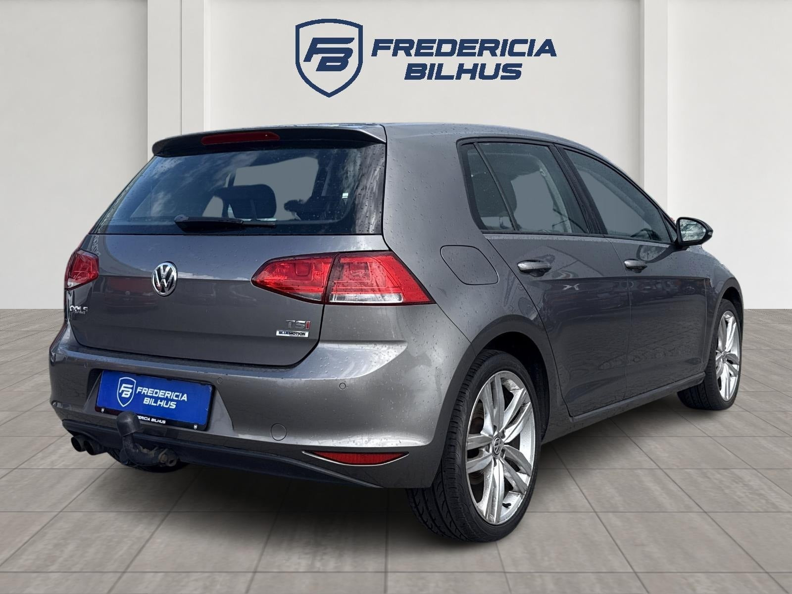 Grå VW Golf VII fra 2015