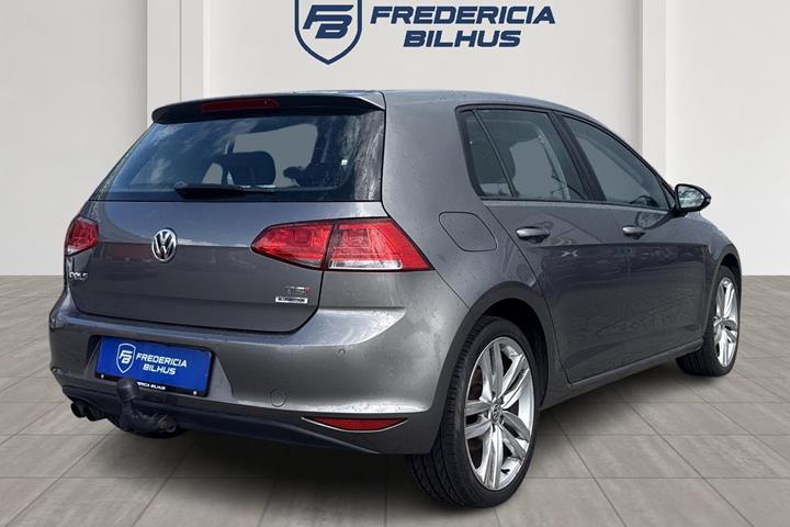 Grå VW Golf VII fra 2015
