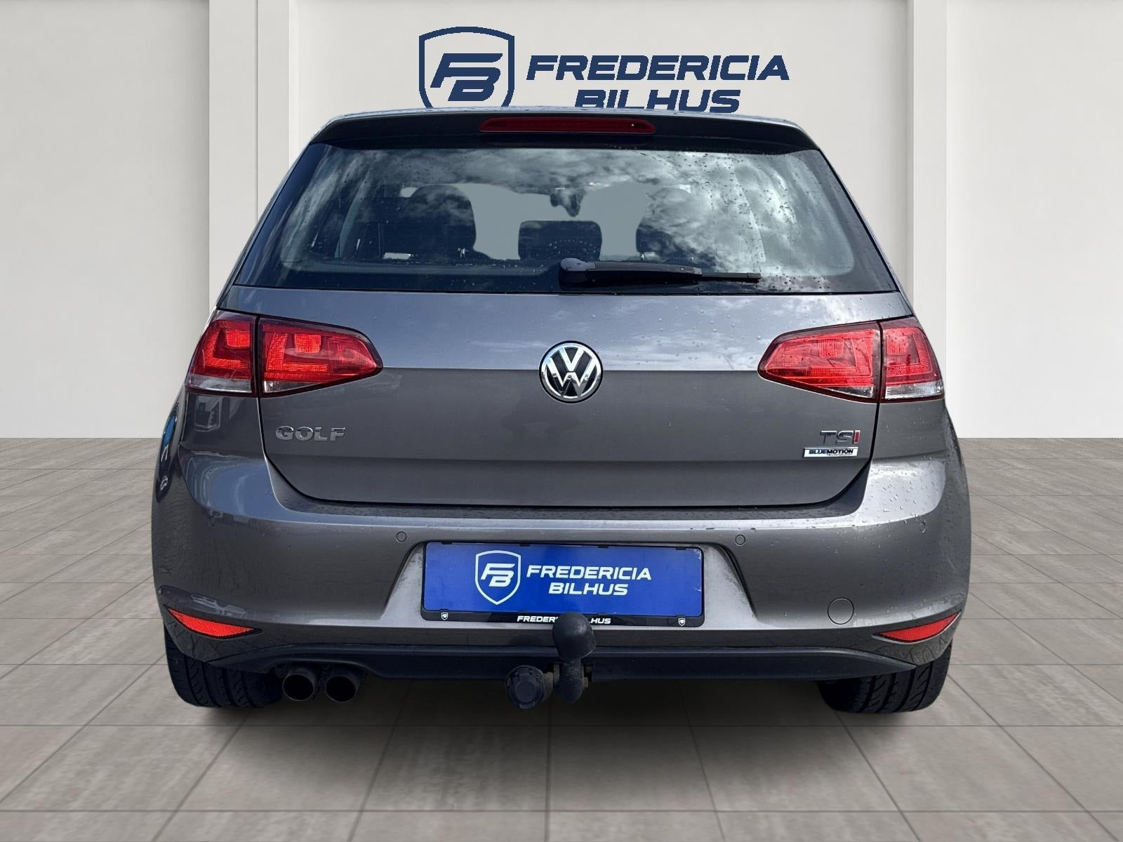 Grå VW Golf VII fra 2015