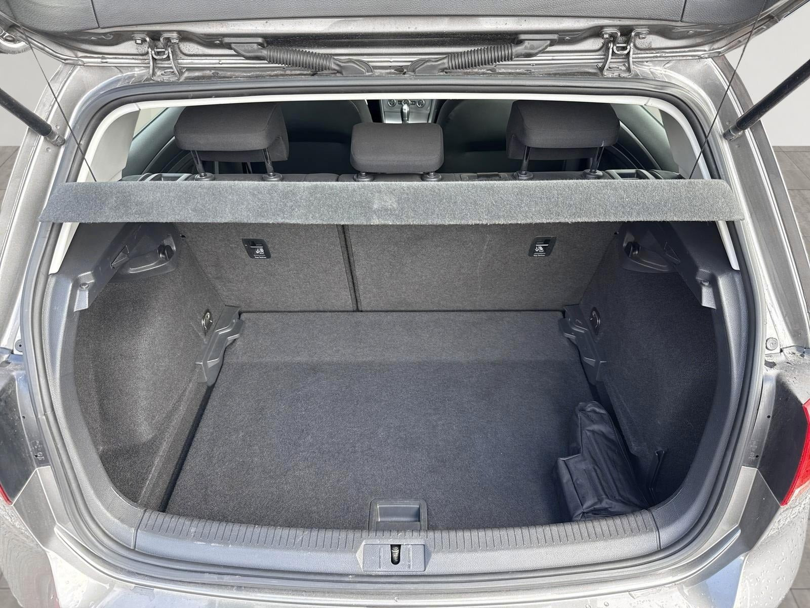 Grå VW Golf VII fra 2015