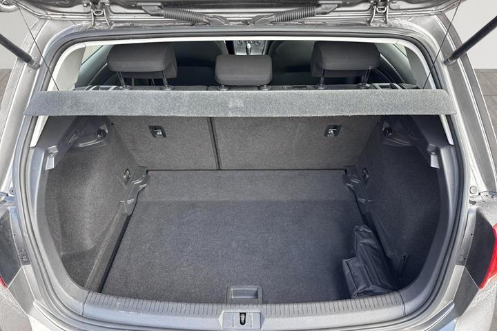 Grå VW Golf VII fra 2015