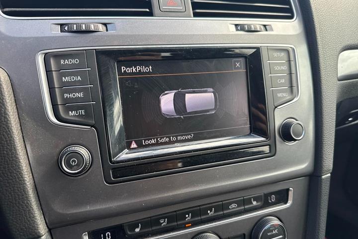 Grå VW Golf VII fra 2015