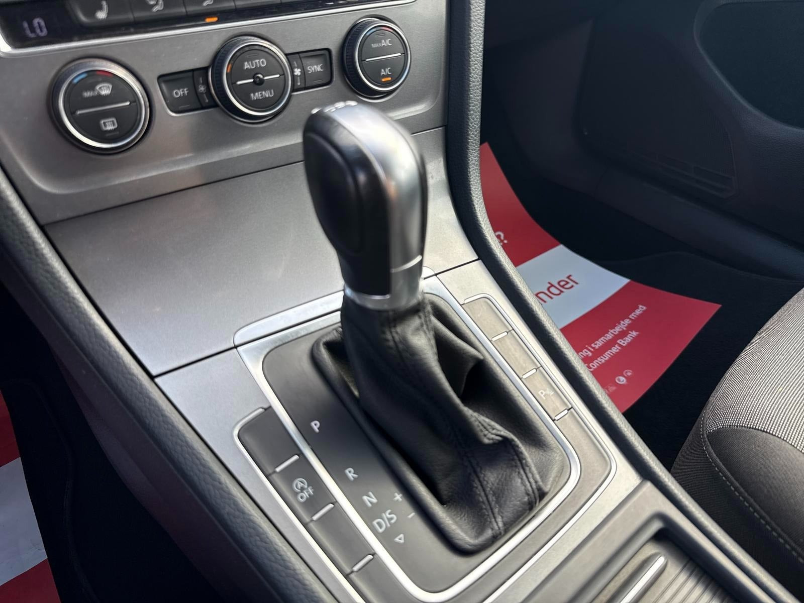 Grå VW Golf VII fra 2015