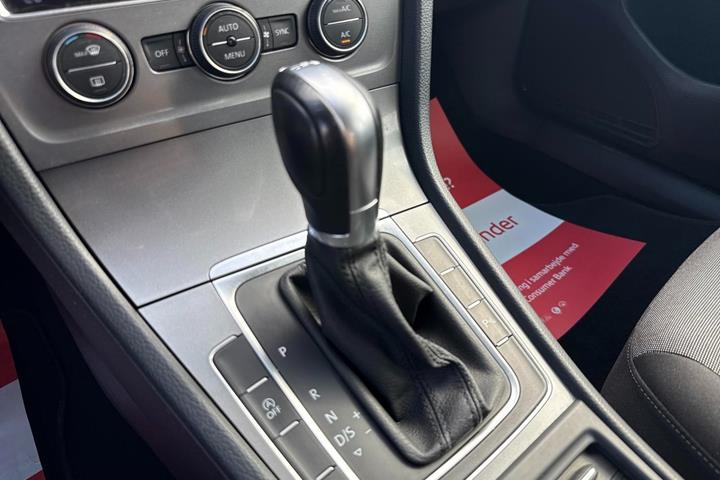 Grå VW Golf VII fra 2015