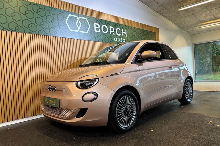 Grå Fiat 500e fra 2023 set udefra