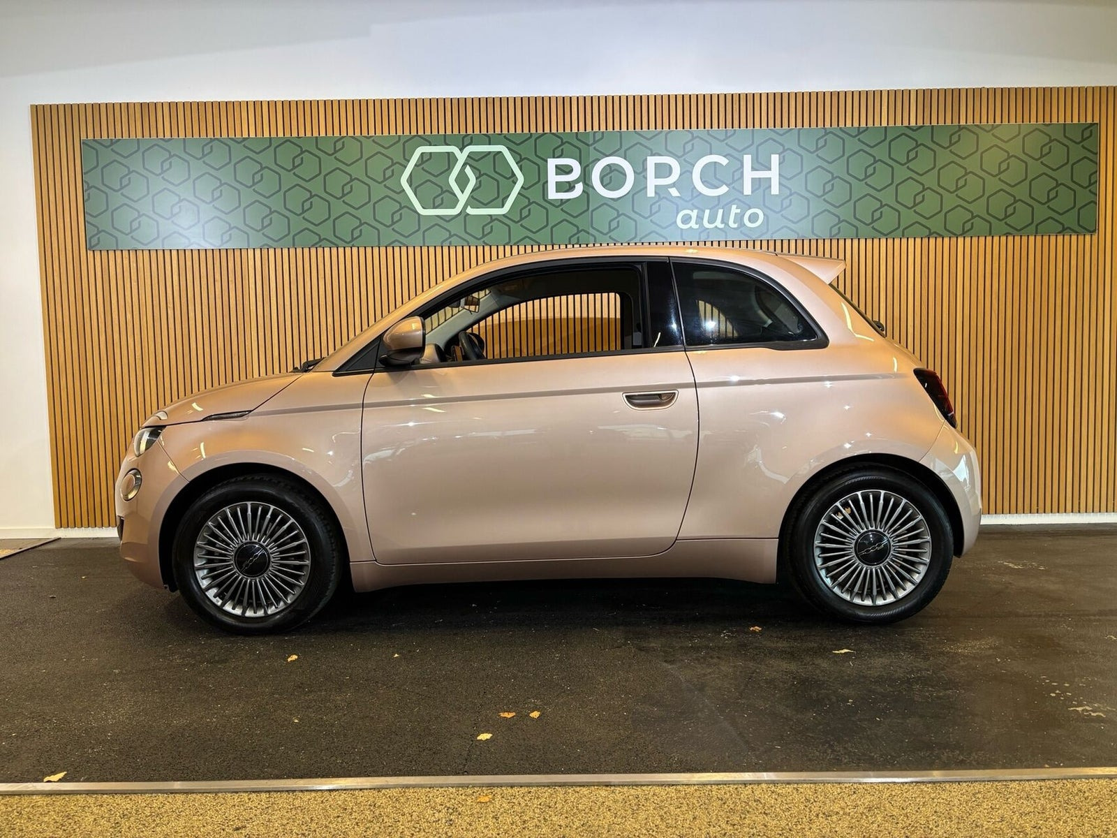 Grå Fiat 500e fra 2023